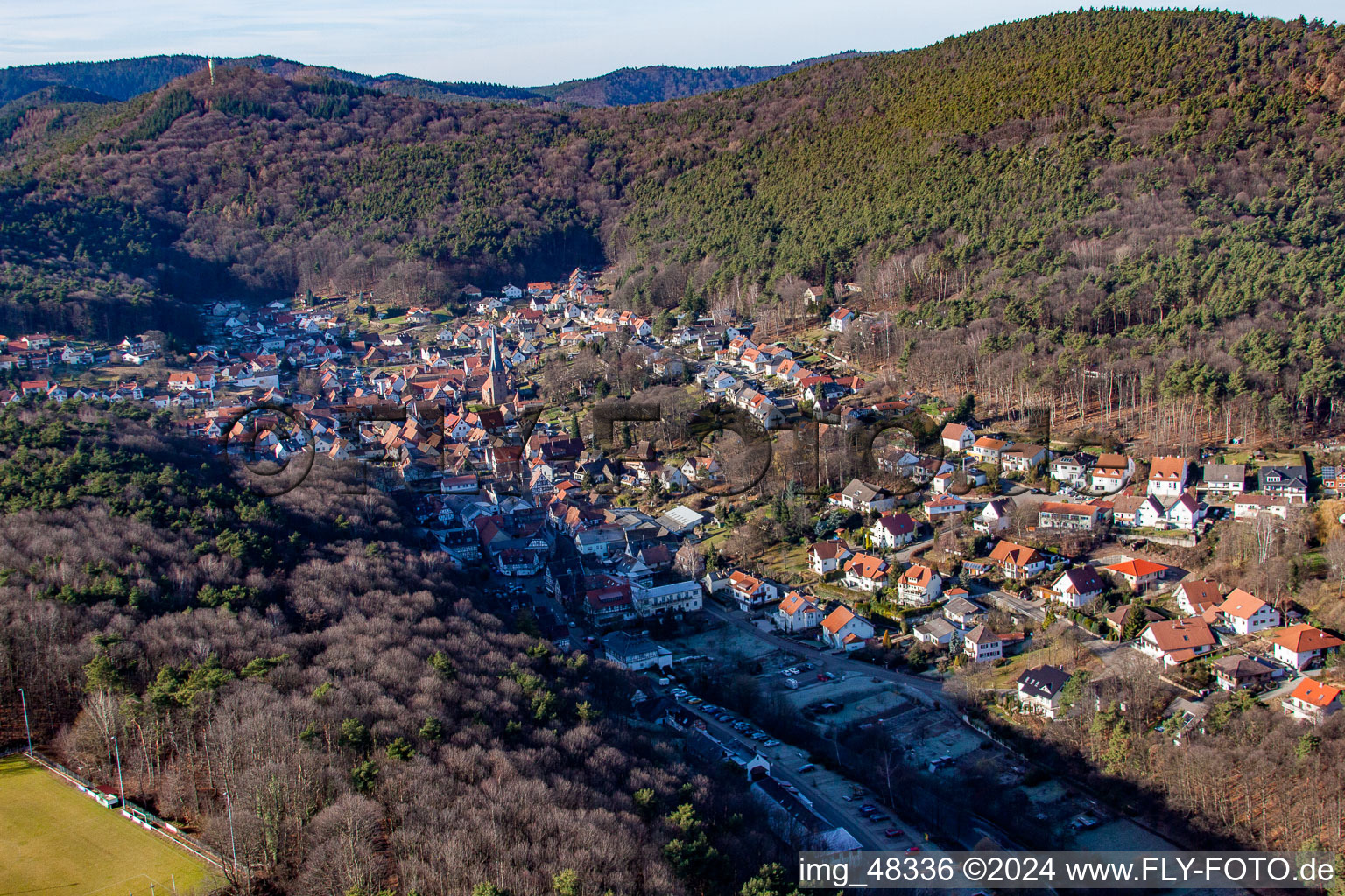 Vue oblique de Paysage forestier et montagneux de la forêt du sud du Palatinat à Dörrenbach dans le département Rhénanie-Palatinat, Allemagne