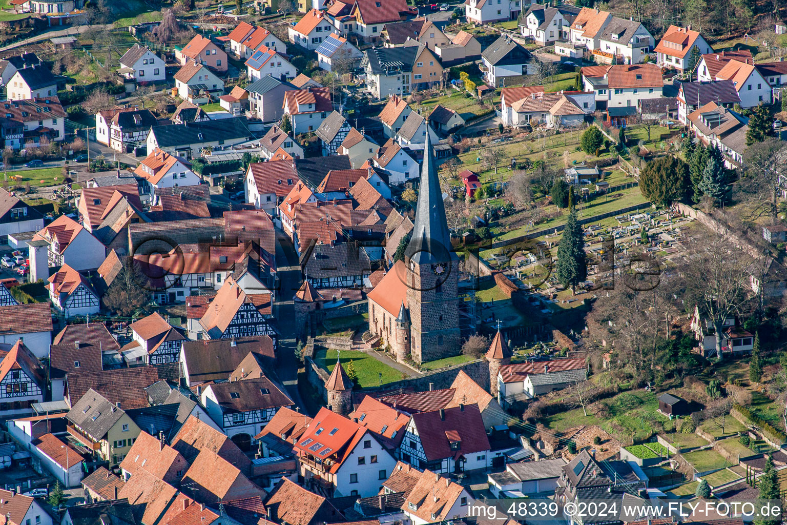 Vue aérienne de Église fortifiée Saint-Martin au centre du village à Dörrenbach dans le département Rhénanie-Palatinat, Allemagne