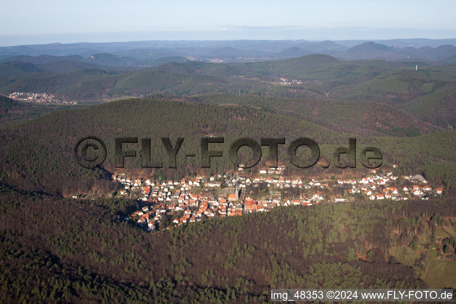 Paysage forestier et montagneux de la forêt du sud du Palatinat à Dörrenbach dans le département Rhénanie-Palatinat, Allemagne d'en haut