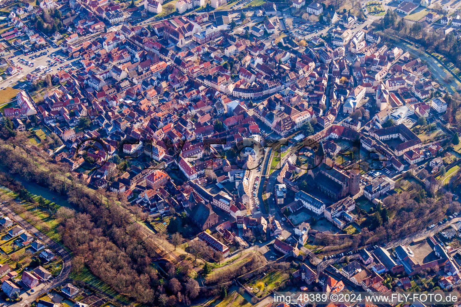 Photographie aérienne de Vieille ville et centre-ville à Wissembourg dans le département Bas Rhin, France