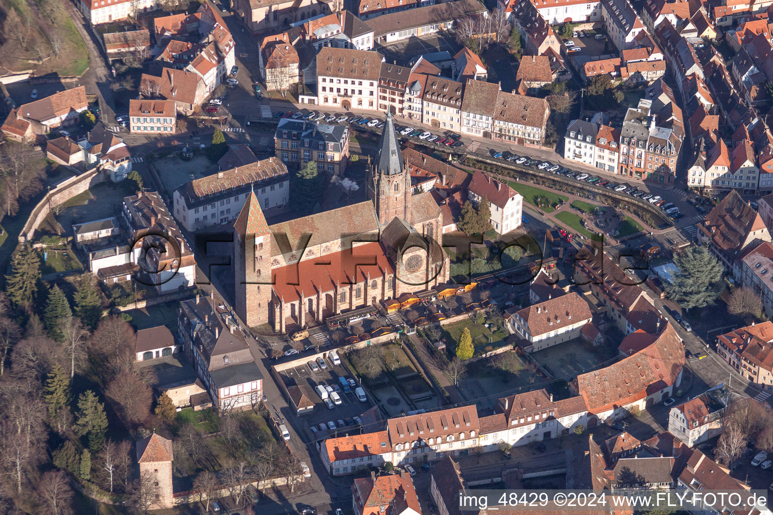 Vue aérienne de Cathédrale Saints-Pierre-et-Paul à Wissembourg dans le département Bas Rhin, France