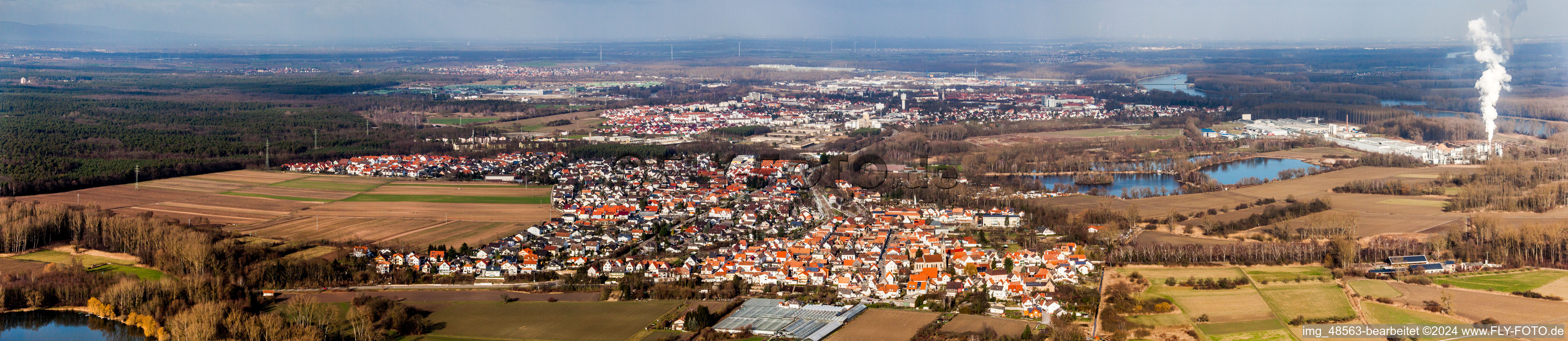 Vue aérienne de Panorama - vue en perspective des rues et des maisons des quartiers résidentiels à le quartier Sondernheim in Germersheim dans le département Rhénanie-Palatinat, Allemagne
