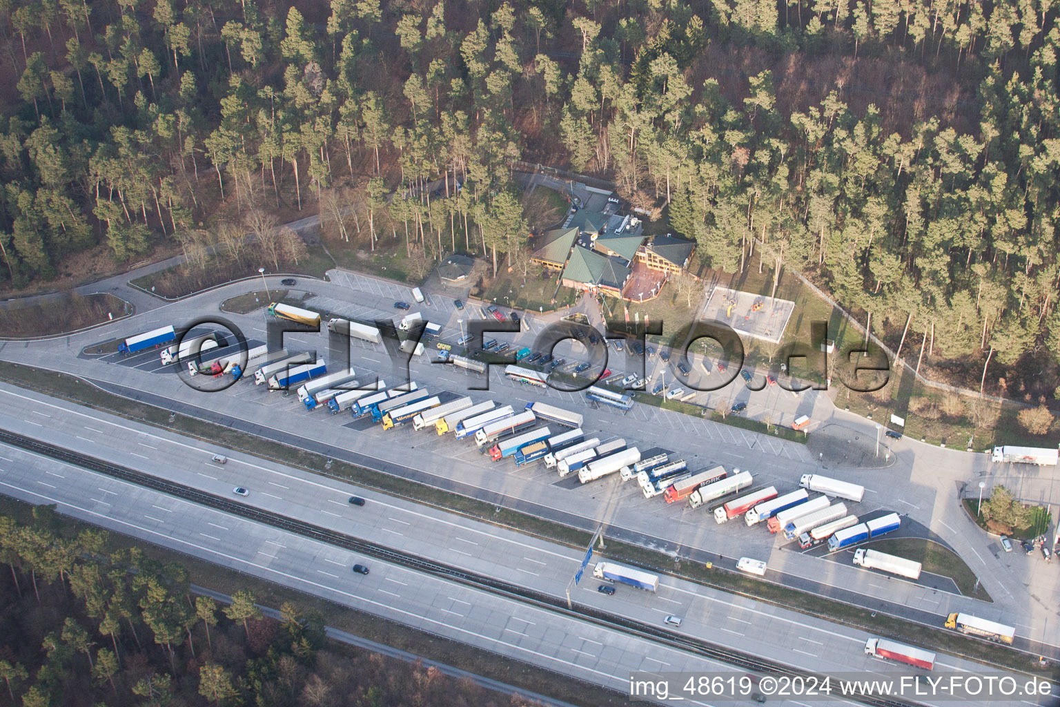 Vue aérienne de Station service d'autoroute à Hockenheim dans le département Bade-Wurtemberg, Allemagne