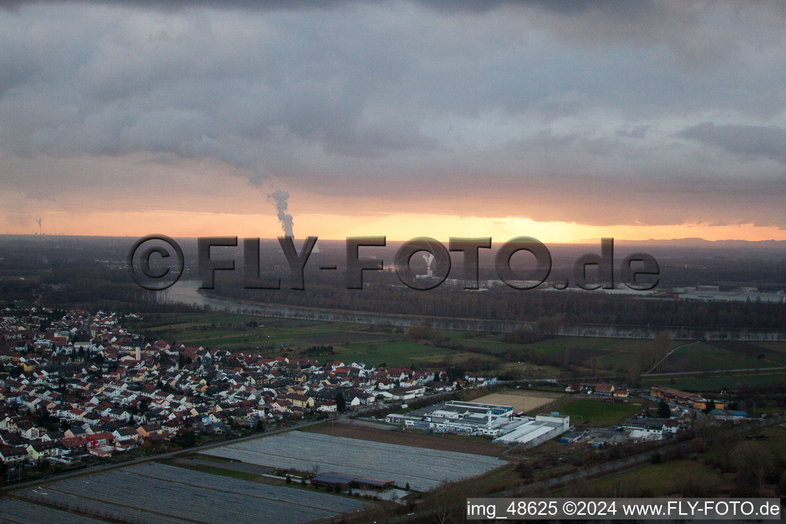 Vue d'oiseau de Altlußheim dans le département Bade-Wurtemberg, Allemagne