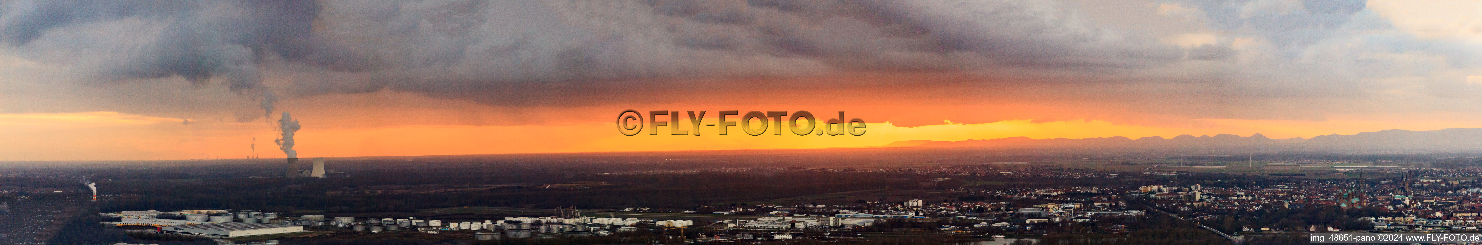 Vue aérienne de Zone industrielle de l'aéroport au coucher du soleil à Speyer dans le département Rhénanie-Palatinat, Allemagne