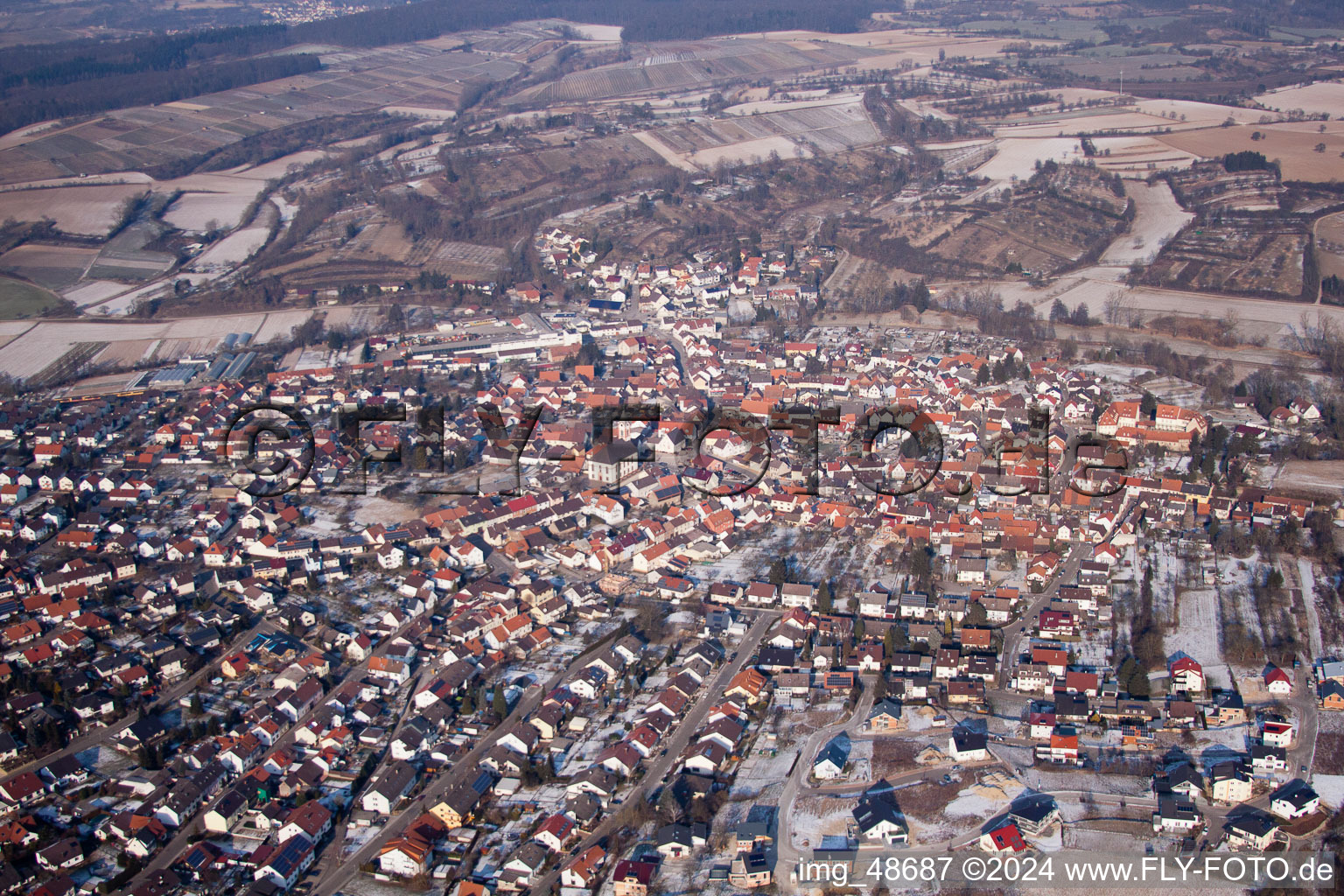 Vue aérienne de En hiver à le quartier Unteröwisheim in Kraichtal dans le département Bade-Wurtemberg, Allemagne