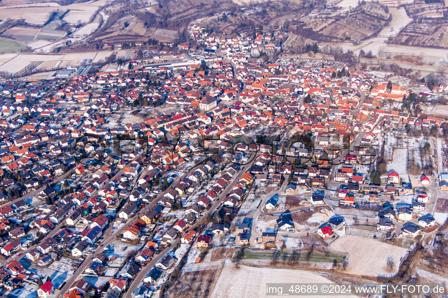 Vue aérienne de Hiver enneigé Unteröwisheim à le quartier Unteröwisheim in Kraichtal dans le département Bade-Wurtemberg, Allemagne