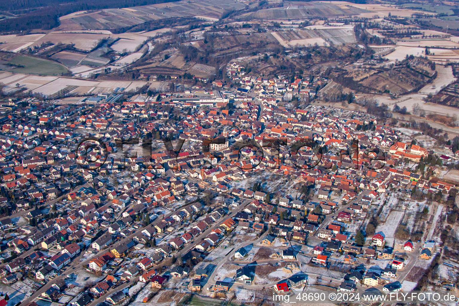 Vue aérienne de En hiver à le quartier Unteröwisheim in Kraichtal dans le département Bade-Wurtemberg, Allemagne