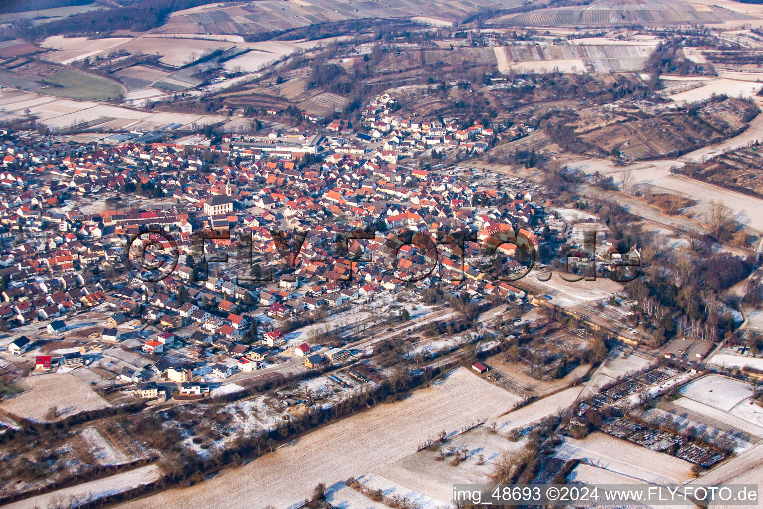 Vue oblique de En hiver à le quartier Unteröwisheim in Kraichtal dans le département Bade-Wurtemberg, Allemagne