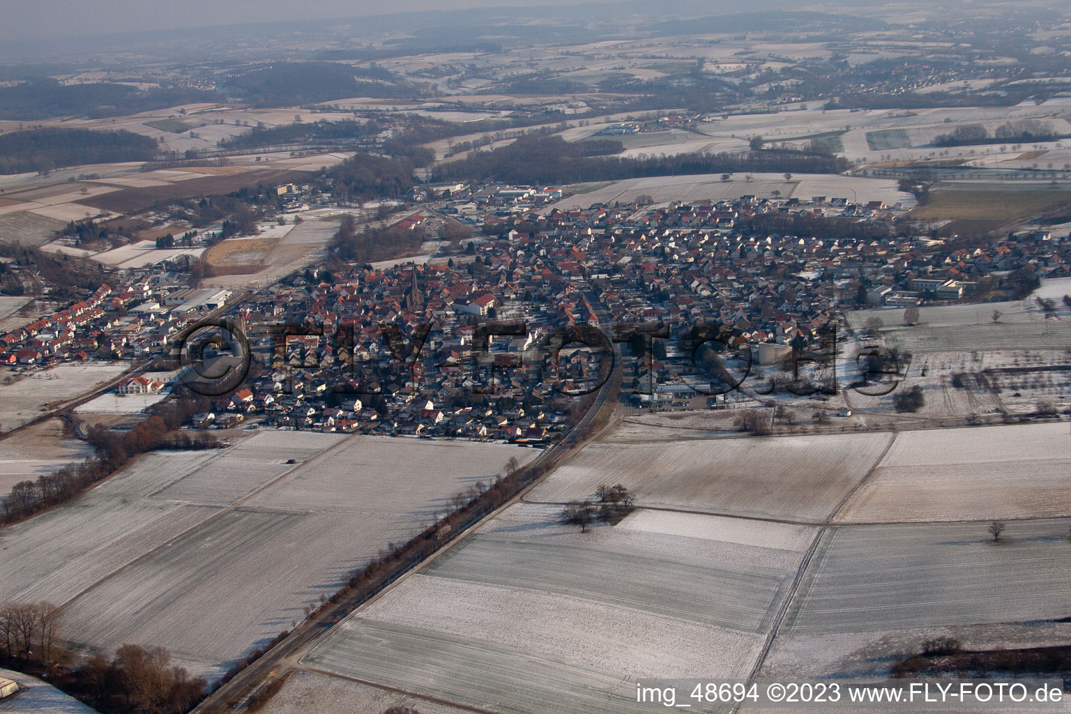 Vue aérienne de En hiver de l'ouest à le quartier Münzesheim in Kraichtal dans le département Bade-Wurtemberg, Allemagne