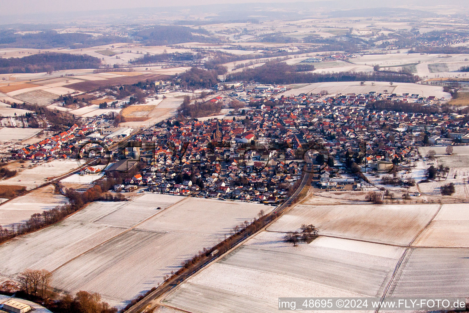 Vue aérienne de Champs agricoles et terres agricoles enneigés en hiver à le quartier Münzesheim in Kraichtal dans le département Bade-Wurtemberg, Allemagne