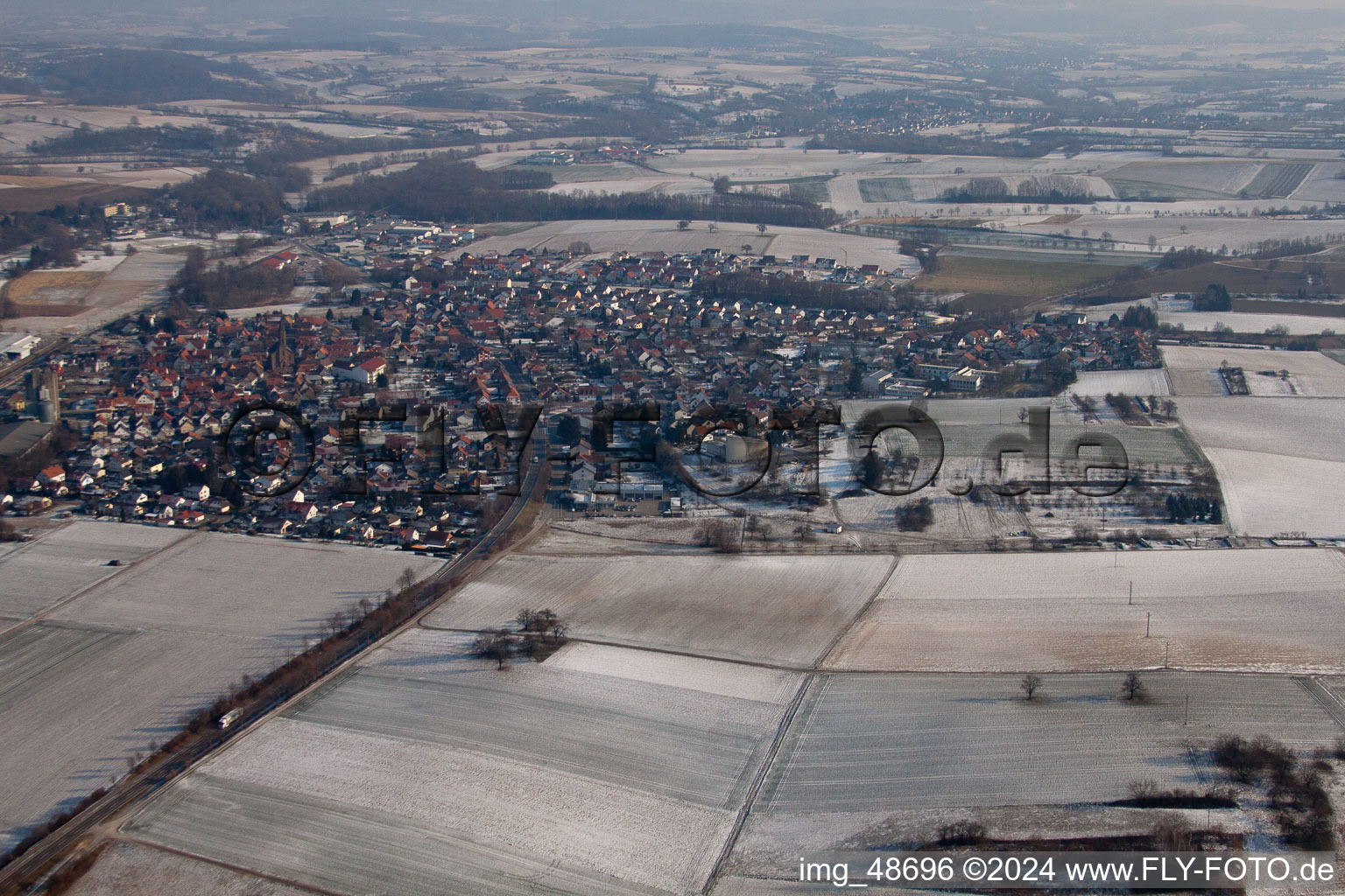 Vue aérienne de En hiver de l'ouest à le quartier Münzesheim in Kraichtal dans le département Bade-Wurtemberg, Allemagne