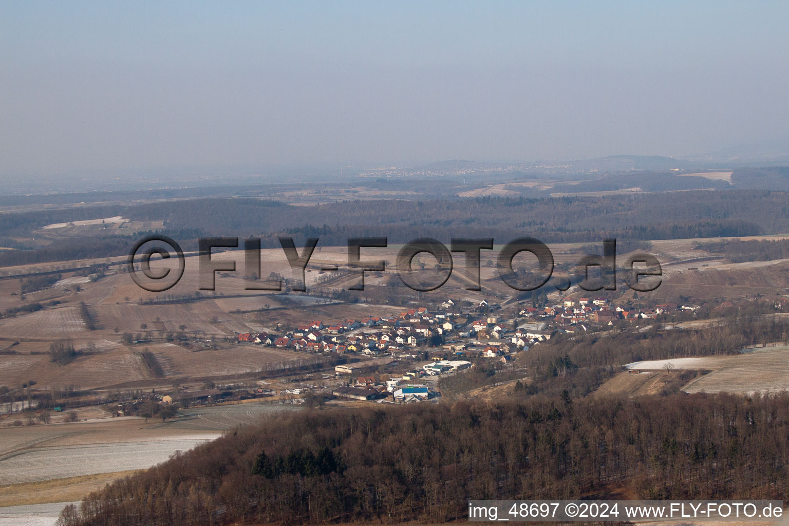 Vue aérienne de Du sud à le quartier Neuenbürg in Kraichtal dans le département Bade-Wurtemberg, Allemagne