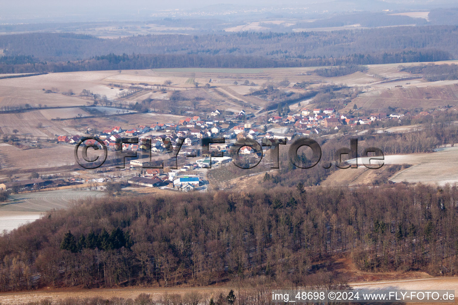 Vue aérienne de Du sud à le quartier Neuenbürg in Kraichtal dans le département Bade-Wurtemberg, Allemagne