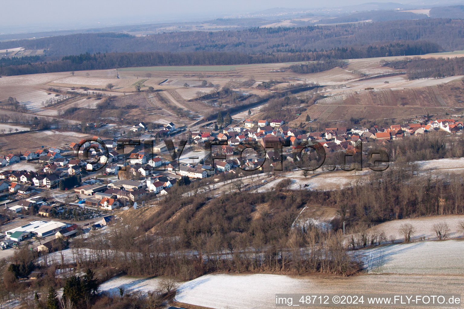 Vue aérienne de Du sud-ouest à le quartier Neuenbürg in Kraichtal dans le département Bade-Wurtemberg, Allemagne