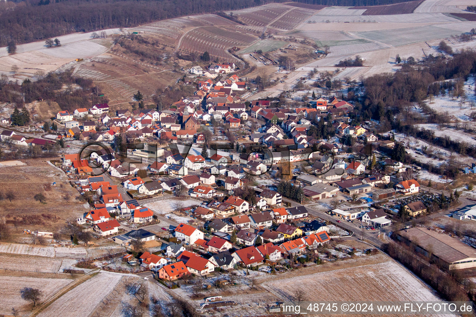 Vue aérienne de Bâtiments religieux enneigés dans le canton de Neuchâtel en hiver à le quartier Neuenbürg in Kraichtal dans le département Bade-Wurtemberg, Allemagne