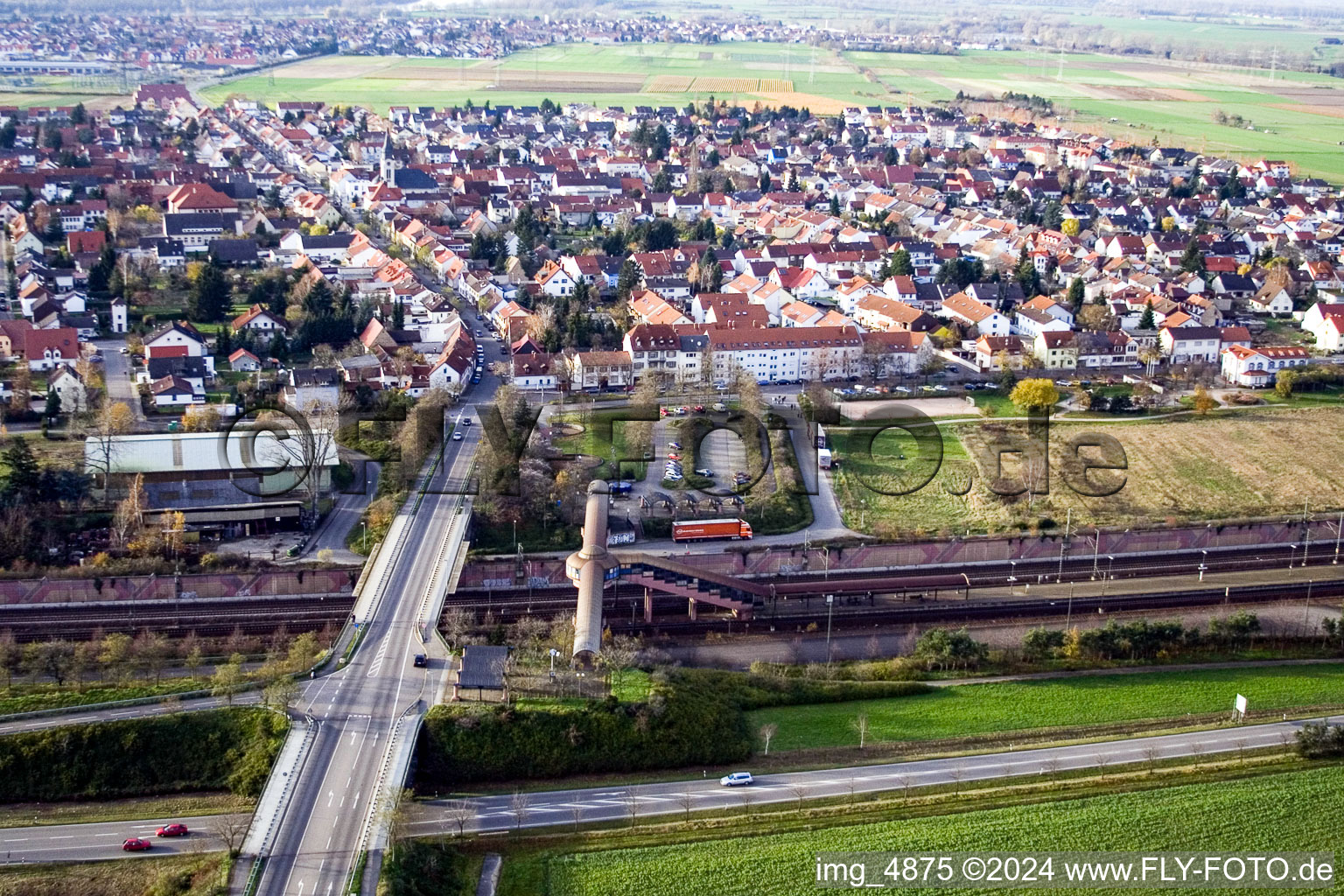 Vue aérienne de Gare depuis l'est à Neulußheim dans le département Bade-Wurtemberg, Allemagne