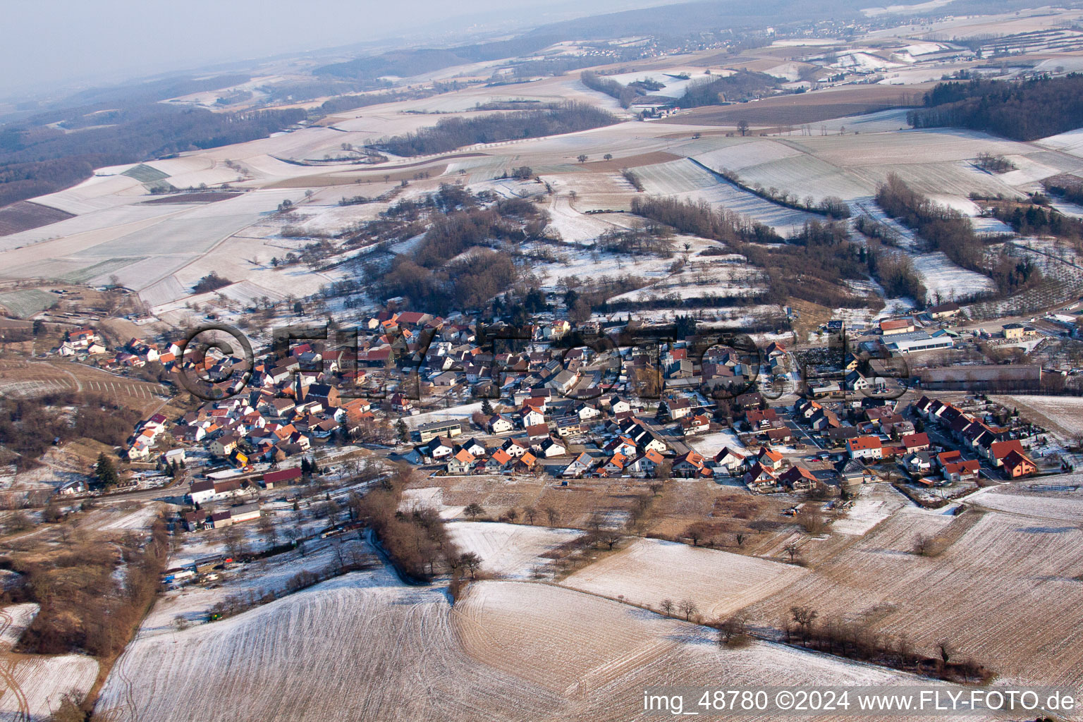 Vue aérienne de De l'ouest à le quartier Neuenbürg in Kraichtal dans le département Bade-Wurtemberg, Allemagne