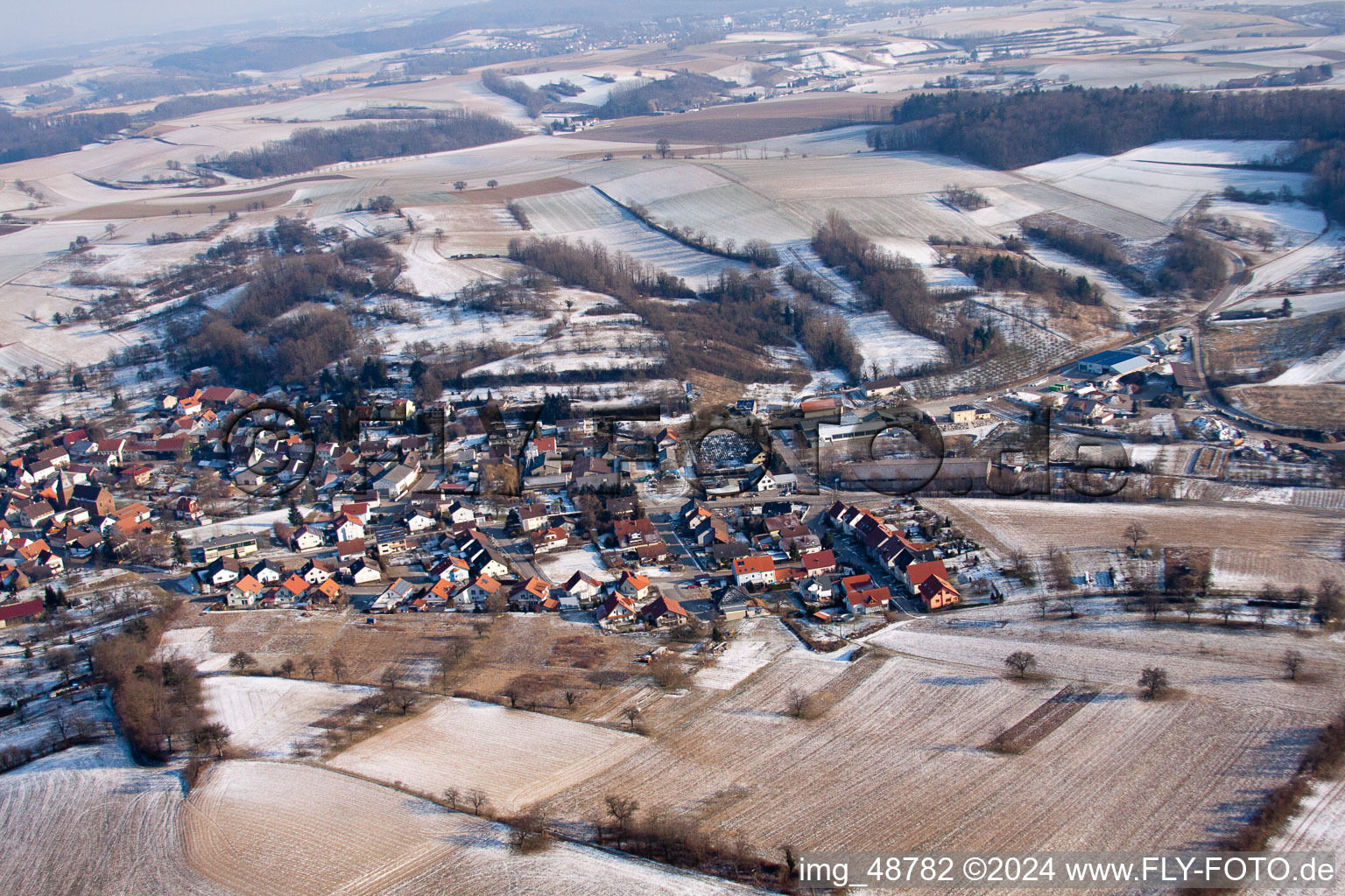 Vue aérienne de De l'ouest à le quartier Neuenbürg in Kraichtal dans le département Bade-Wurtemberg, Allemagne