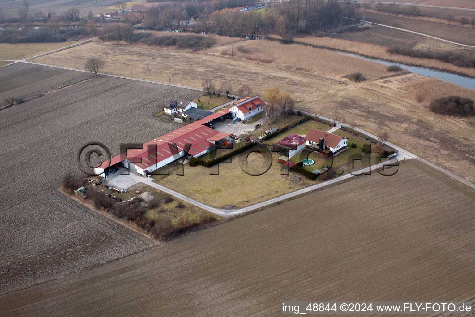 Neupotz dans le département Rhénanie-Palatinat, Allemagne vu d'un drone