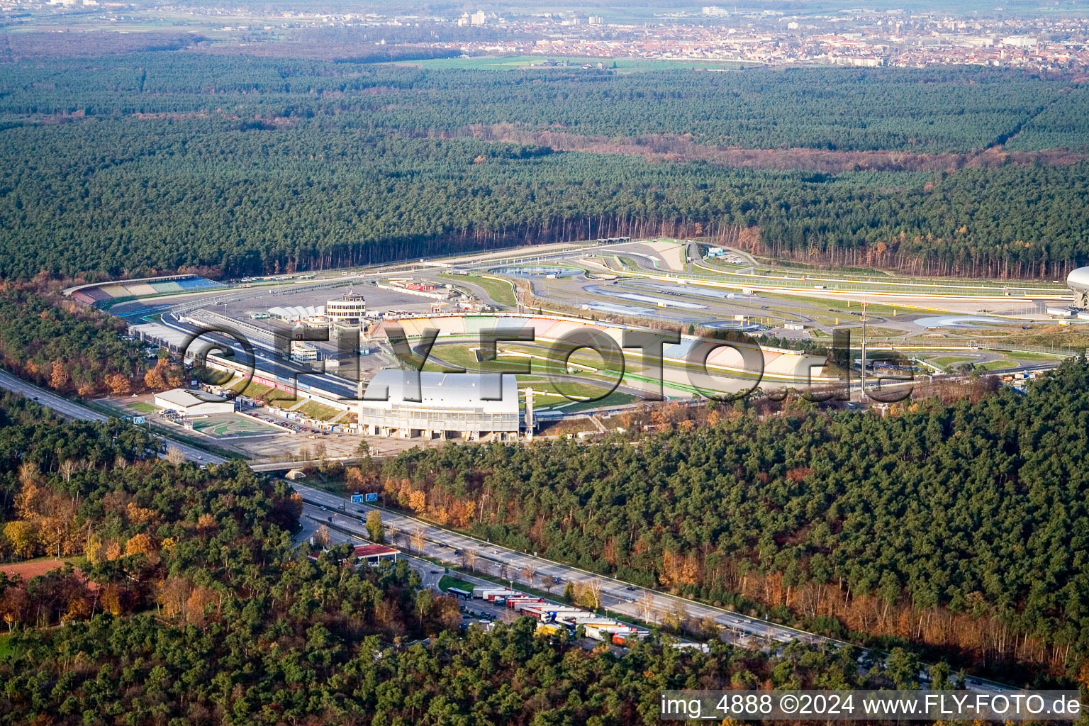 Vue aérienne de Courbe serpentine hivernale et enneigée du circuit Motodrom Hockenheimring à Hockenheim dans le département Bade-Wurtemberg, Allemagne