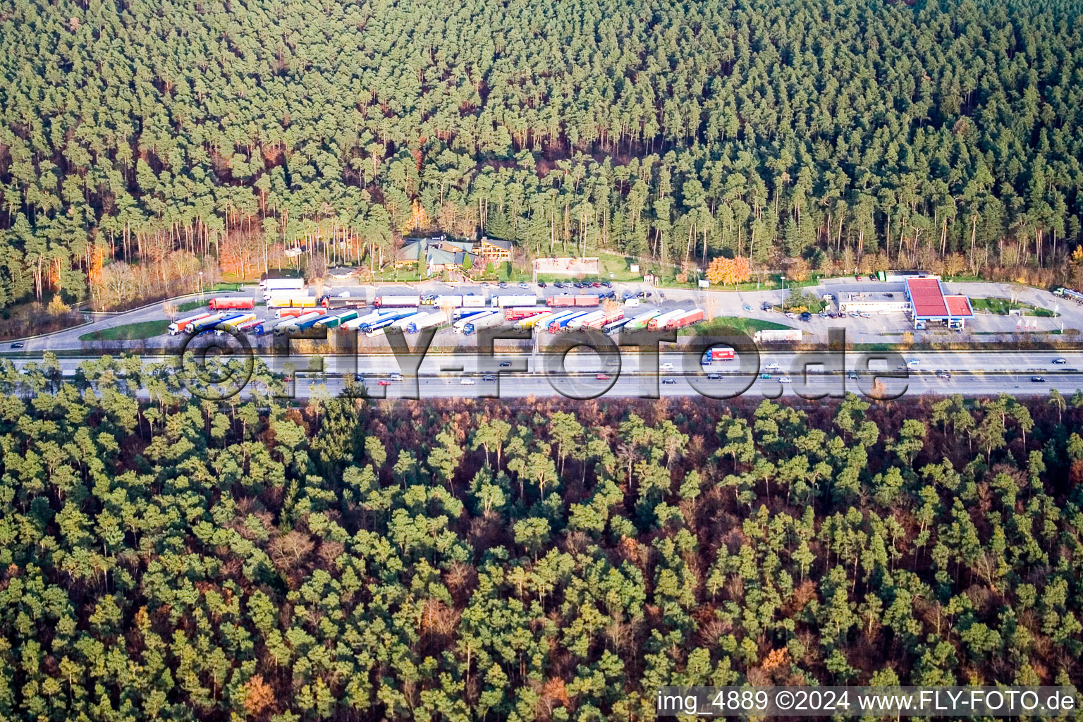 Vue aérienne de Station service d'autoroute à Hockenheim dans le département Bade-Wurtemberg, Allemagne