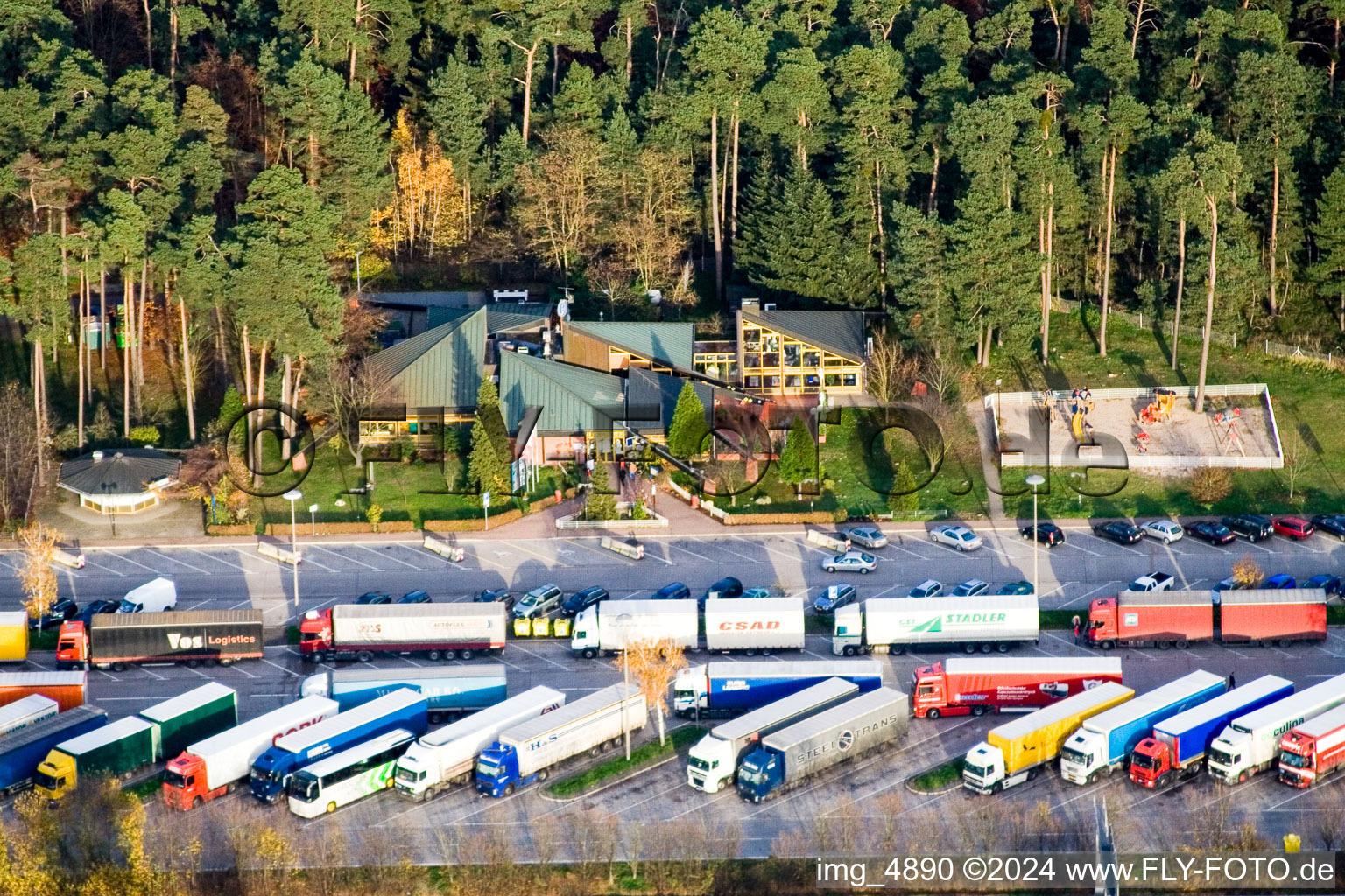 Vue aérienne de Aire d'autoroute Am Hockenheimring Ost sur l'itinéraire de circulation et les directions du BAB 6 à Hockenheim dans le département Bade-Wurtemberg, Allemagne