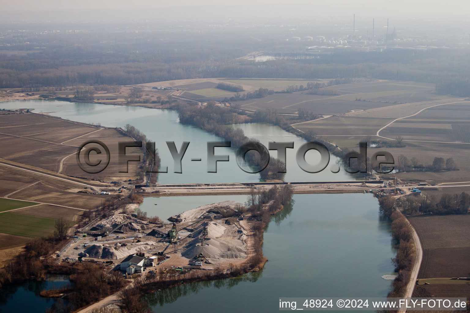 Vue aérienne de Barrage de polder à travers le lac de carrière à Neupotz dans le département Rhénanie-Palatinat, Allemagne