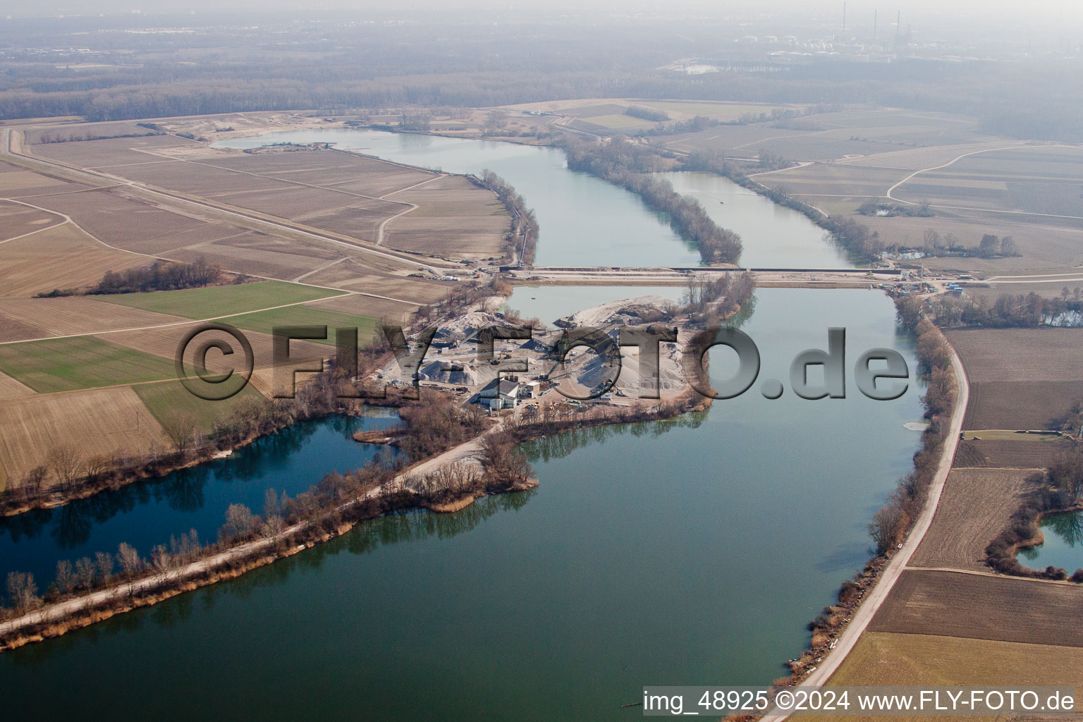 Vue aérienne de Barrage de polder à travers le lac de carrière à Neupotz dans le département Rhénanie-Palatinat, Allemagne