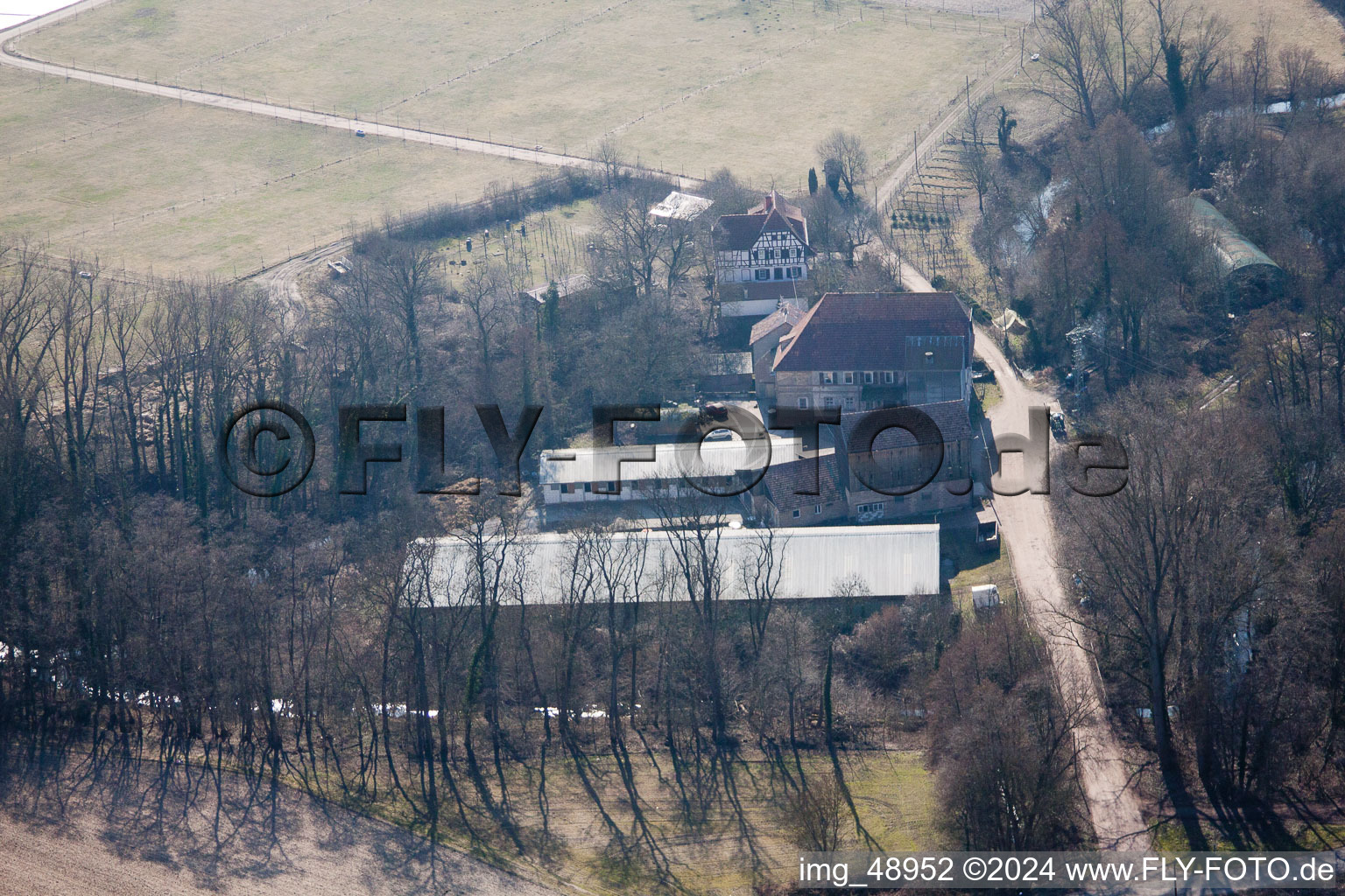 Moulin de Wanzheim à Rheinzabern dans le département Rhénanie-Palatinat, Allemagne du point de vue du drone