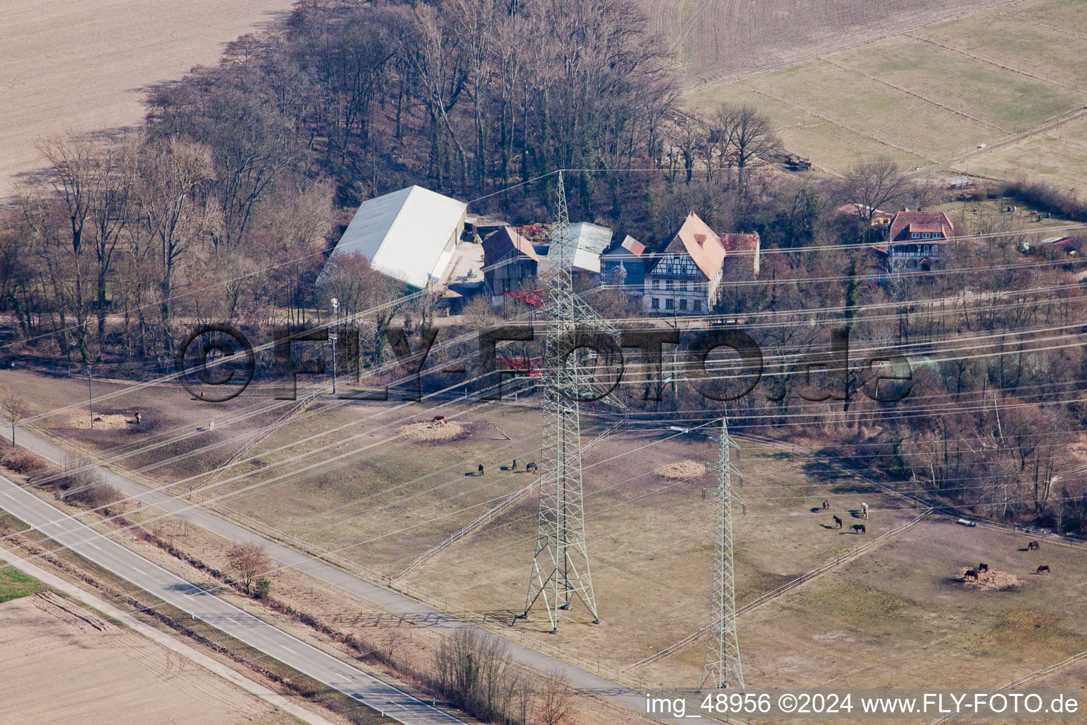 Moulin de Wanzheim à Rheinzabern dans le département Rhénanie-Palatinat, Allemagne vu d'un drone