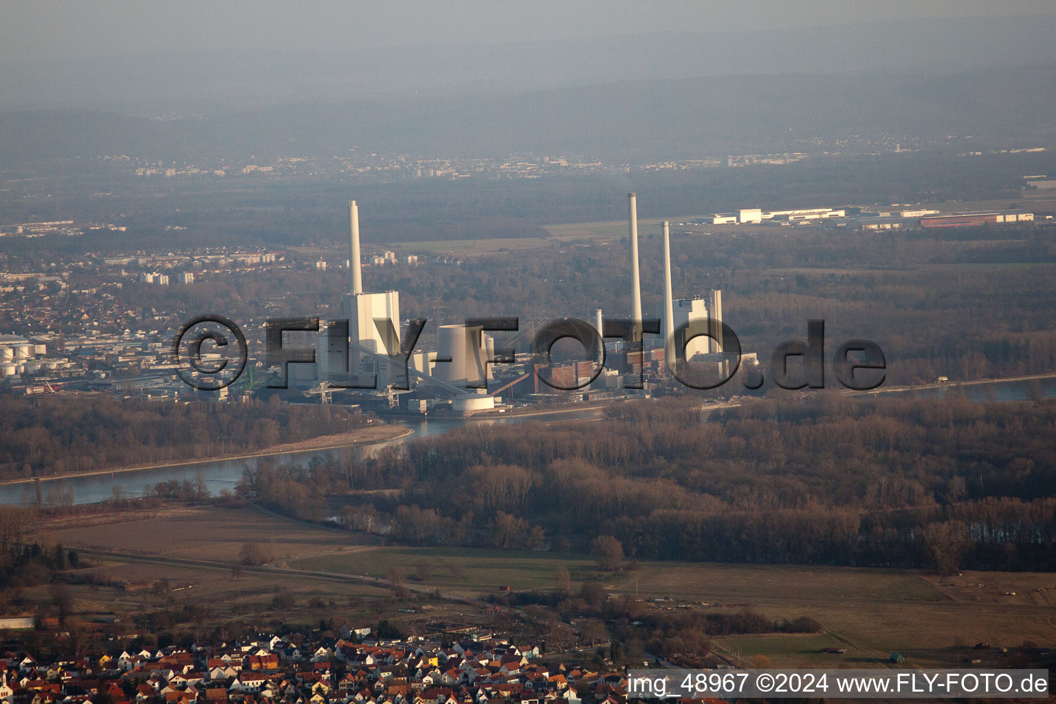 Vue aérienne de Nouveau bâtiment ENBW à le quartier Rheinhafen in Karlsruhe dans le département Bade-Wurtemberg, Allemagne