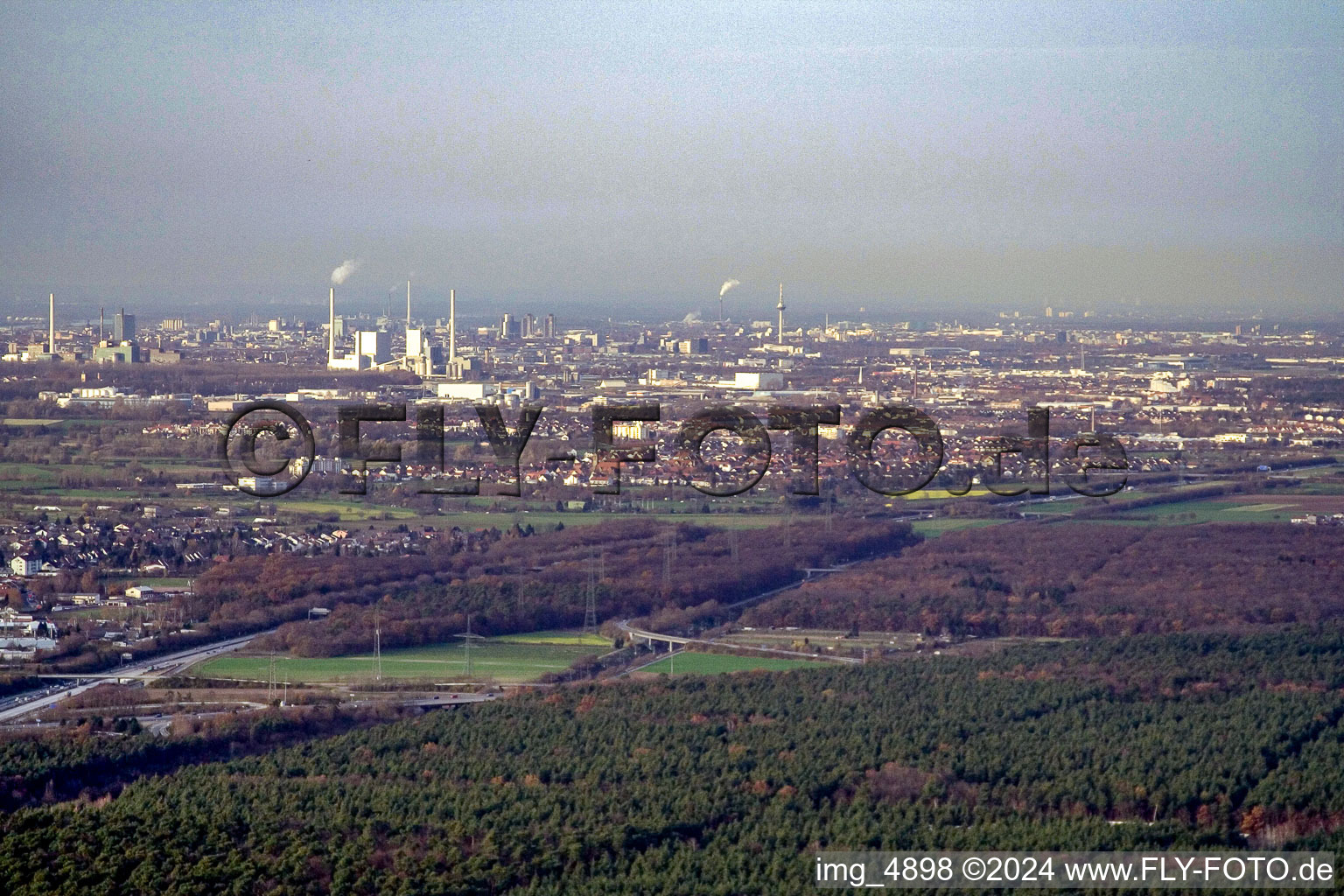 Vue aérienne de Du sud à le quartier Rheinau in Mannheim dans le département Bade-Wurtemberg, Allemagne