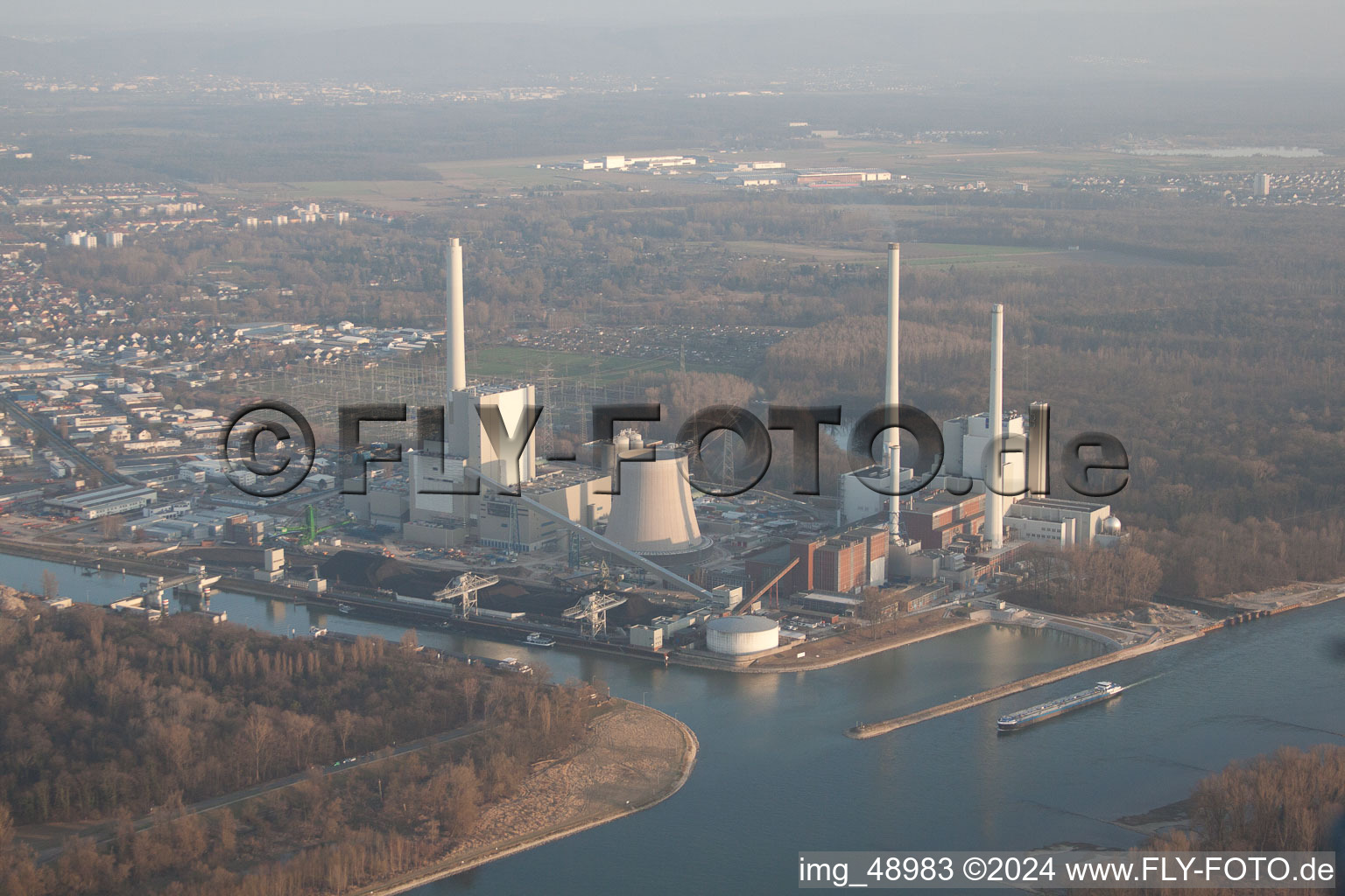 Vue aérienne de Nouveau bâtiment ENBW à le quartier Rheinhafen in Karlsruhe dans le département Bade-Wurtemberg, Allemagne