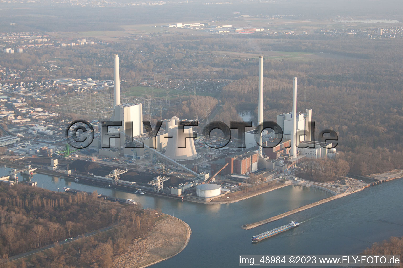Photographie aérienne de Nouveau bâtiment ENBW à le quartier Rheinhafen in Karlsruhe dans le département Bade-Wurtemberg, Allemagne