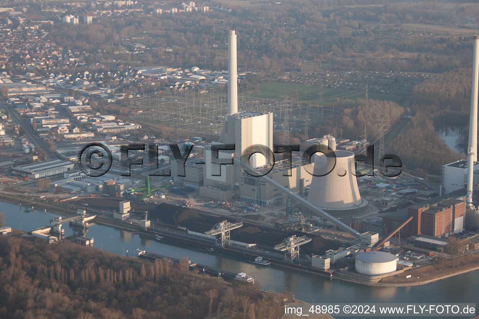 Vue oblique de Nouveau bâtiment ENBW à le quartier Rheinhafen in Karlsruhe dans le département Bade-Wurtemberg, Allemagne