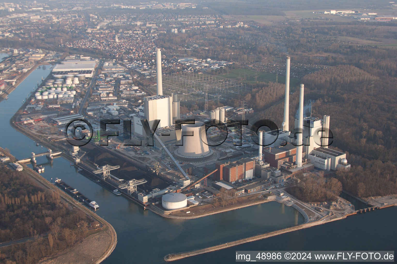 Nouveau bâtiment ENBW à le quartier Rheinhafen in Karlsruhe dans le département Bade-Wurtemberg, Allemagne d'en haut