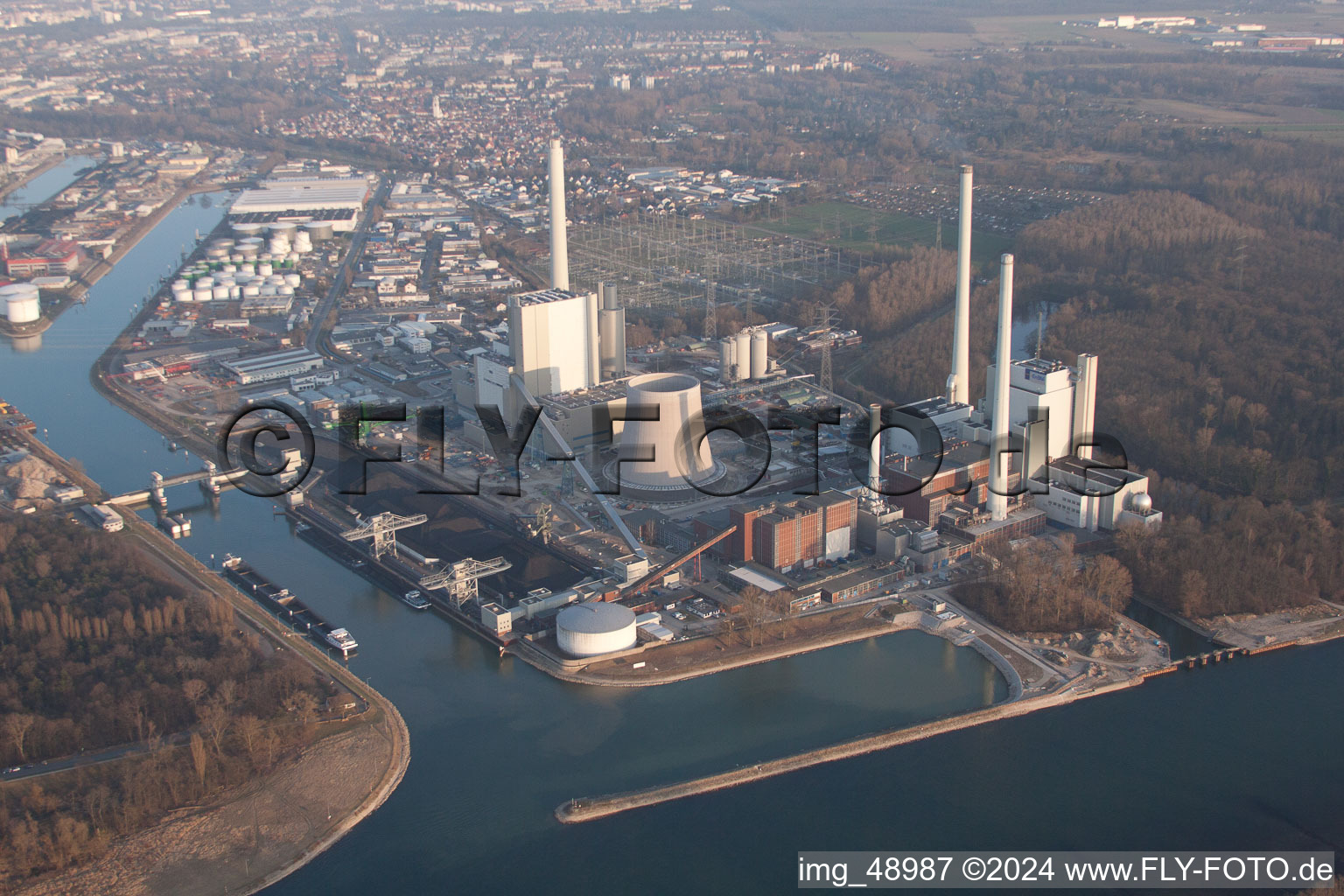 Nouveau bâtiment ENBW à le quartier Rheinhafen in Karlsruhe dans le département Bade-Wurtemberg, Allemagne hors des airs