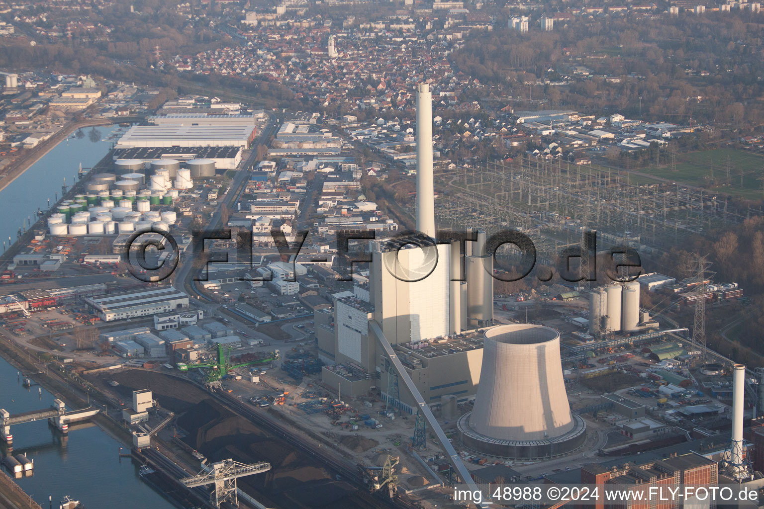 Nouveau bâtiment ENBW à le quartier Rheinhafen in Karlsruhe dans le département Bade-Wurtemberg, Allemagne vue d'en haut