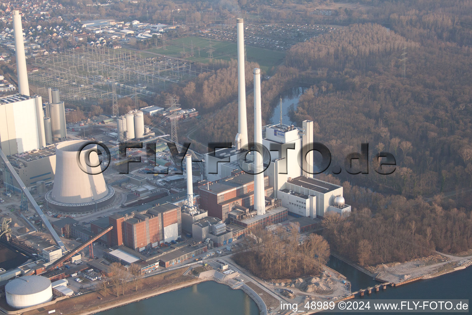 Nouveau bâtiment ENBW à le quartier Rheinhafen in Karlsruhe dans le département Bade-Wurtemberg, Allemagne depuis l'avion