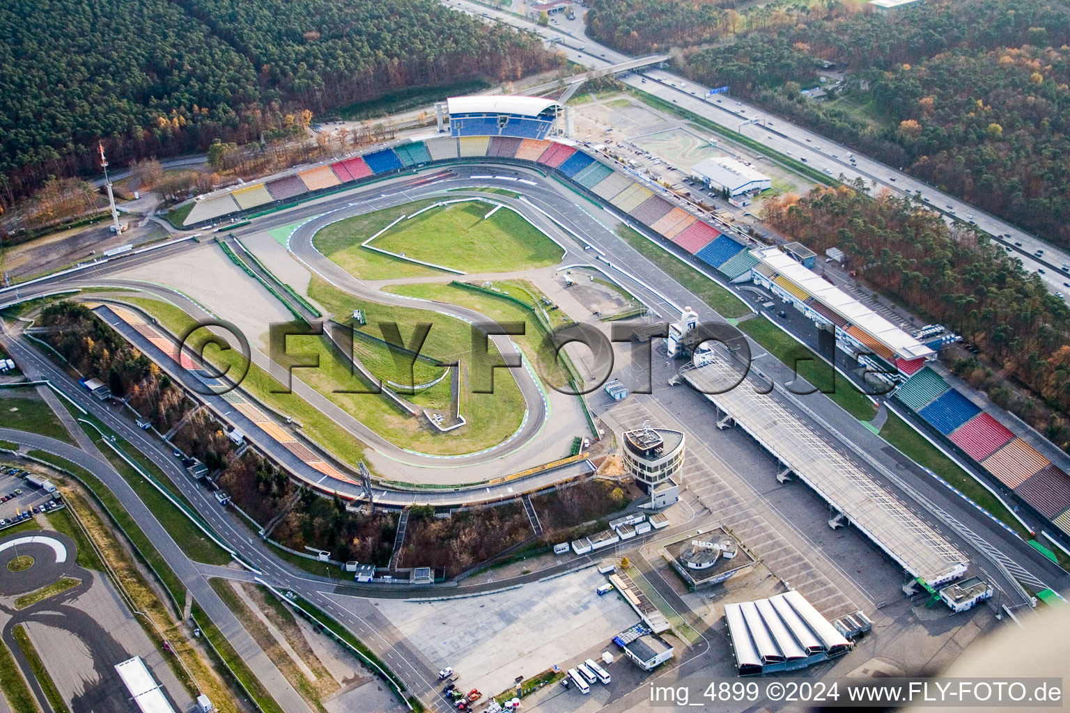 Vue aérienne de Courbe serpentine hivernale et enneigée du circuit Motodrom Hockenheimring à Hockenheim dans le département Bade-Wurtemberg, Allemagne