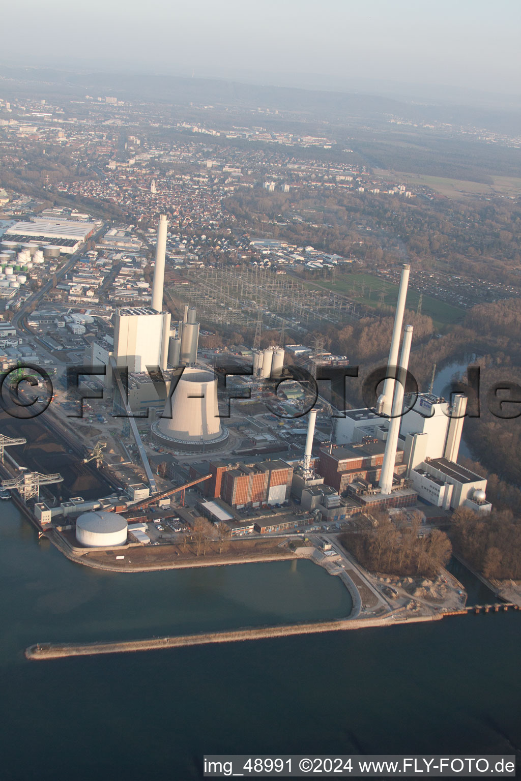 Vue d'oiseau de Nouveau bâtiment ENBW à le quartier Rheinhafen in Karlsruhe dans le département Bade-Wurtemberg, Allemagne