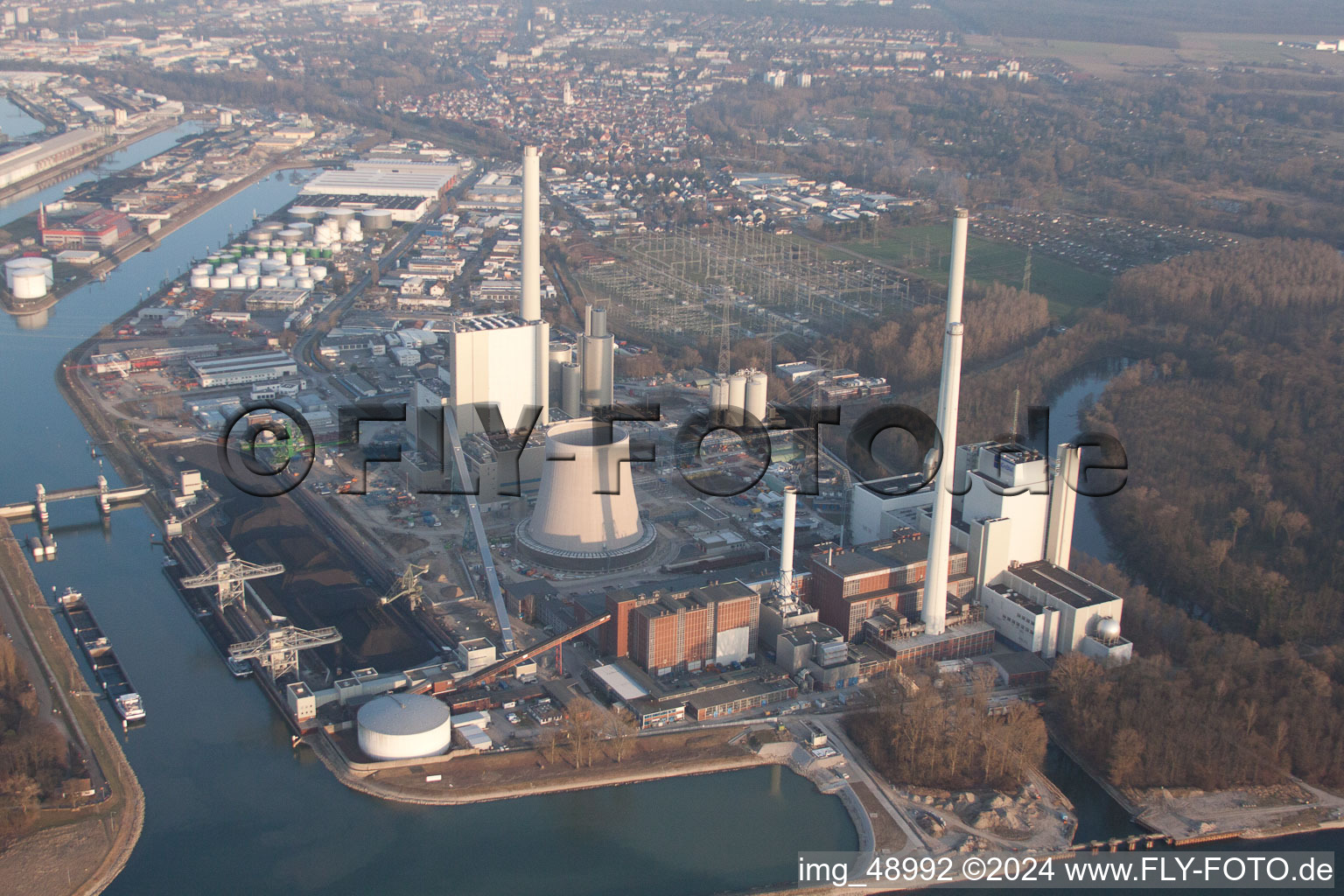 Nouveau bâtiment ENBW à le quartier Rheinhafen in Karlsruhe dans le département Bade-Wurtemberg, Allemagne vue du ciel