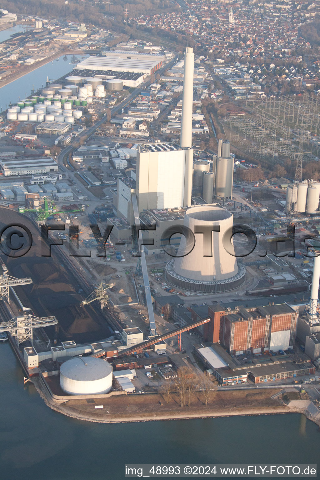 Enregistrement par drone de Nouveau bâtiment ENBW à le quartier Rheinhafen in Karlsruhe dans le département Bade-Wurtemberg, Allemagne