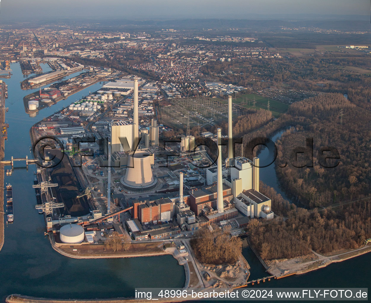 Nouveau bâtiment ENBW à le quartier Rheinhafen in Karlsruhe dans le département Bade-Wurtemberg, Allemagne du point de vue du drone