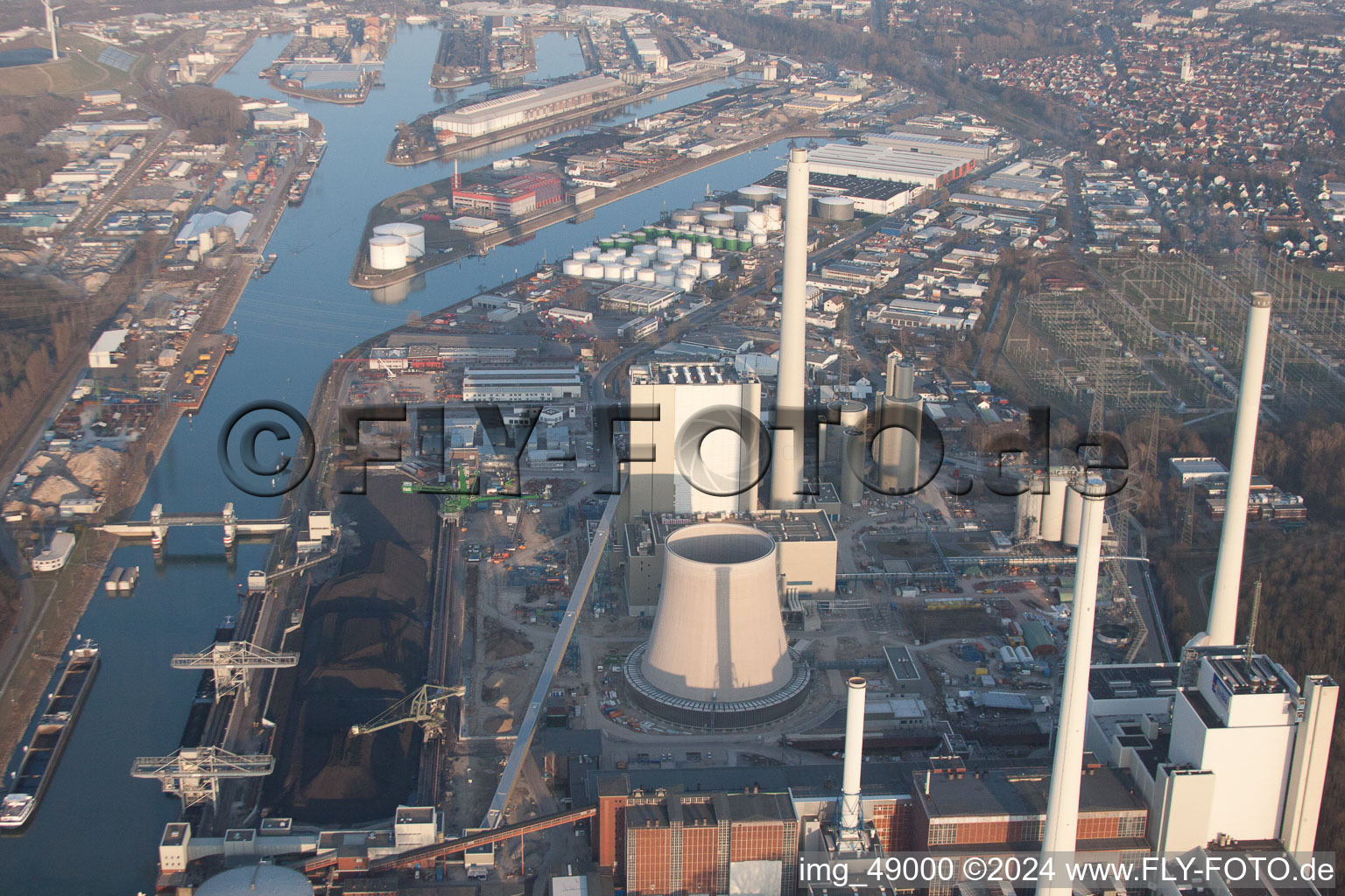 Nouveau bâtiment ENBW à le quartier Rheinhafen in Karlsruhe dans le département Bade-Wurtemberg, Allemagne d'un drone