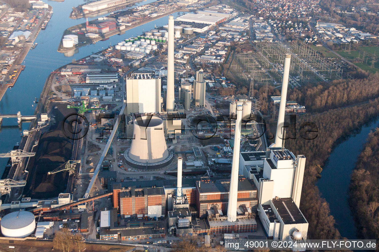 Nouveau bâtiment ENBW à le quartier Rheinhafen in Karlsruhe dans le département Bade-Wurtemberg, Allemagne vu d'un drone