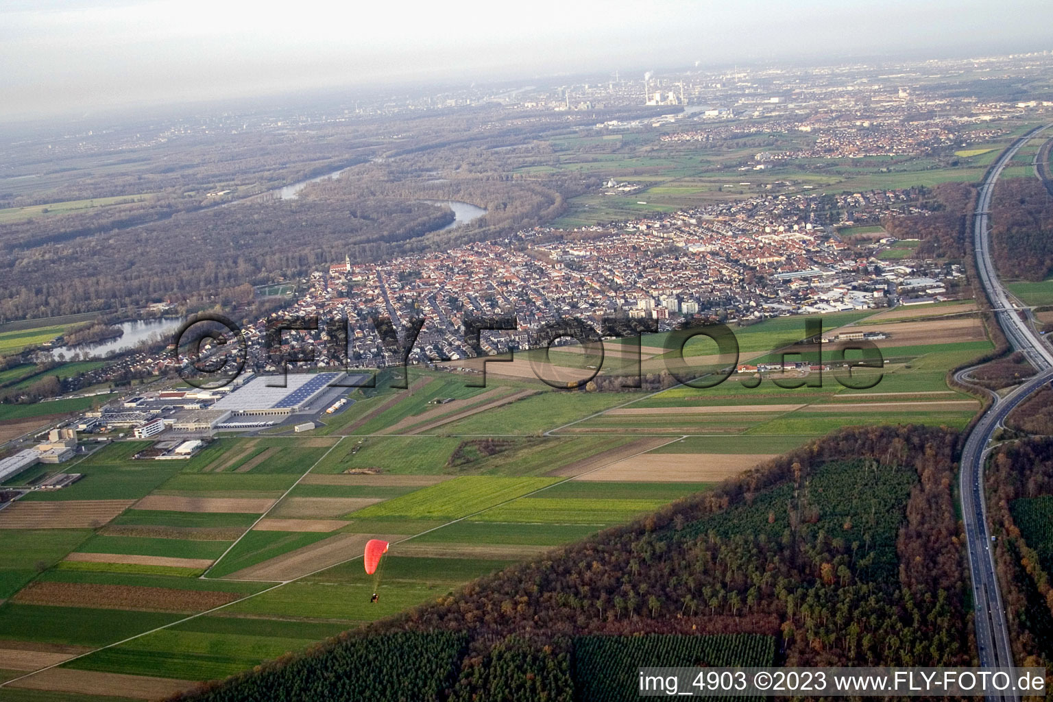 Vue aérienne de Du sud-est à Ketsch dans le département Bade-Wurtemberg, Allemagne
