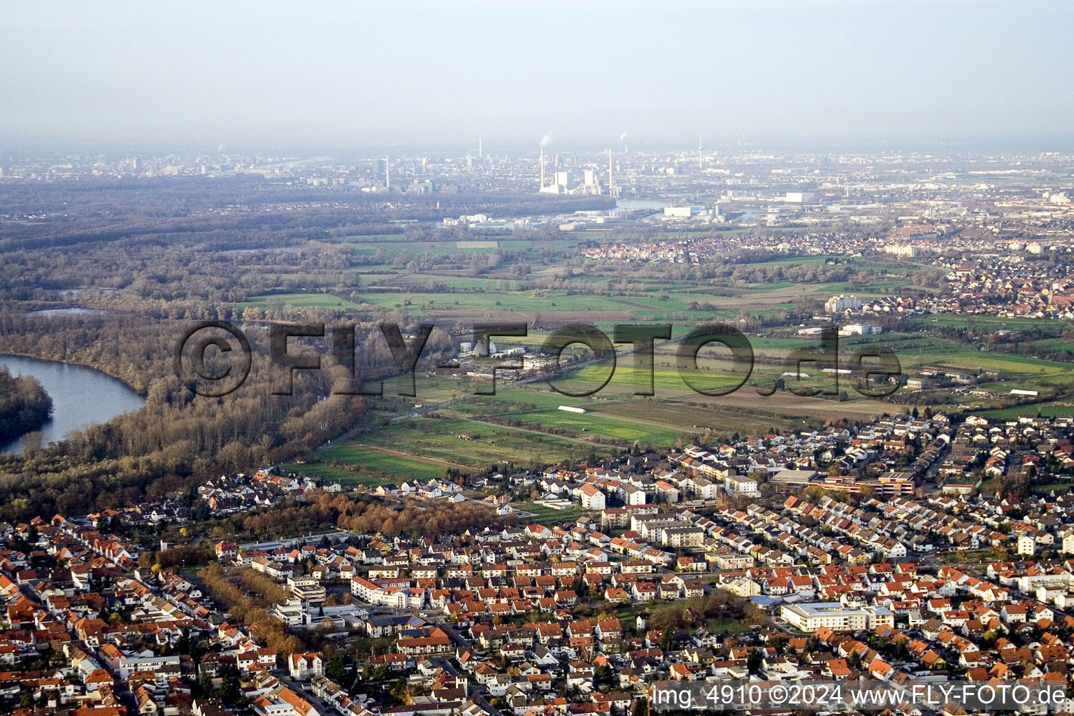 Vue aérienne de Du sud à Ketsch dans le département Bade-Wurtemberg, Allemagne