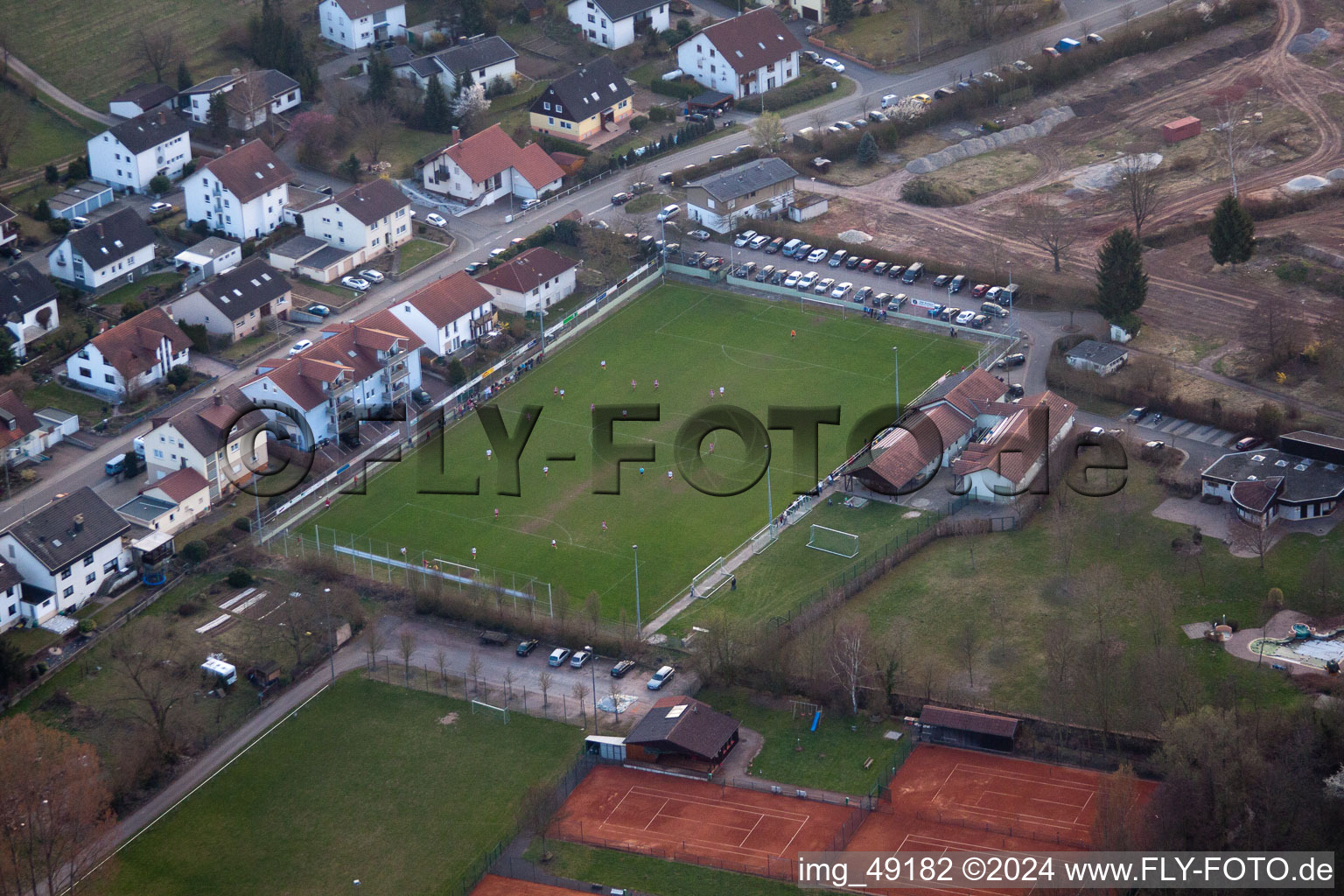 Terrains de sport à le quartier Ingenheim in Billigheim-Ingenheim dans le département Rhénanie-Palatinat, Allemagne d'en haut